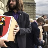 La remise des signatures contre la Loi Covid le 30 mars dernier à la Chancellerie fédérale, avec en tête des référendaires le président du mouvement Mass-Voll, Nicolas Rimoldi.